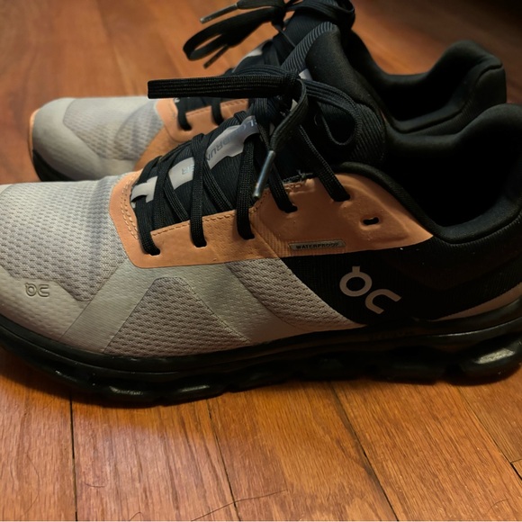 On running shoes size w9 - Picture 2 of 8